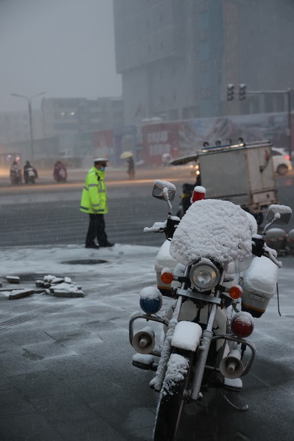 交警小哥淚奔被同事暖心安撫