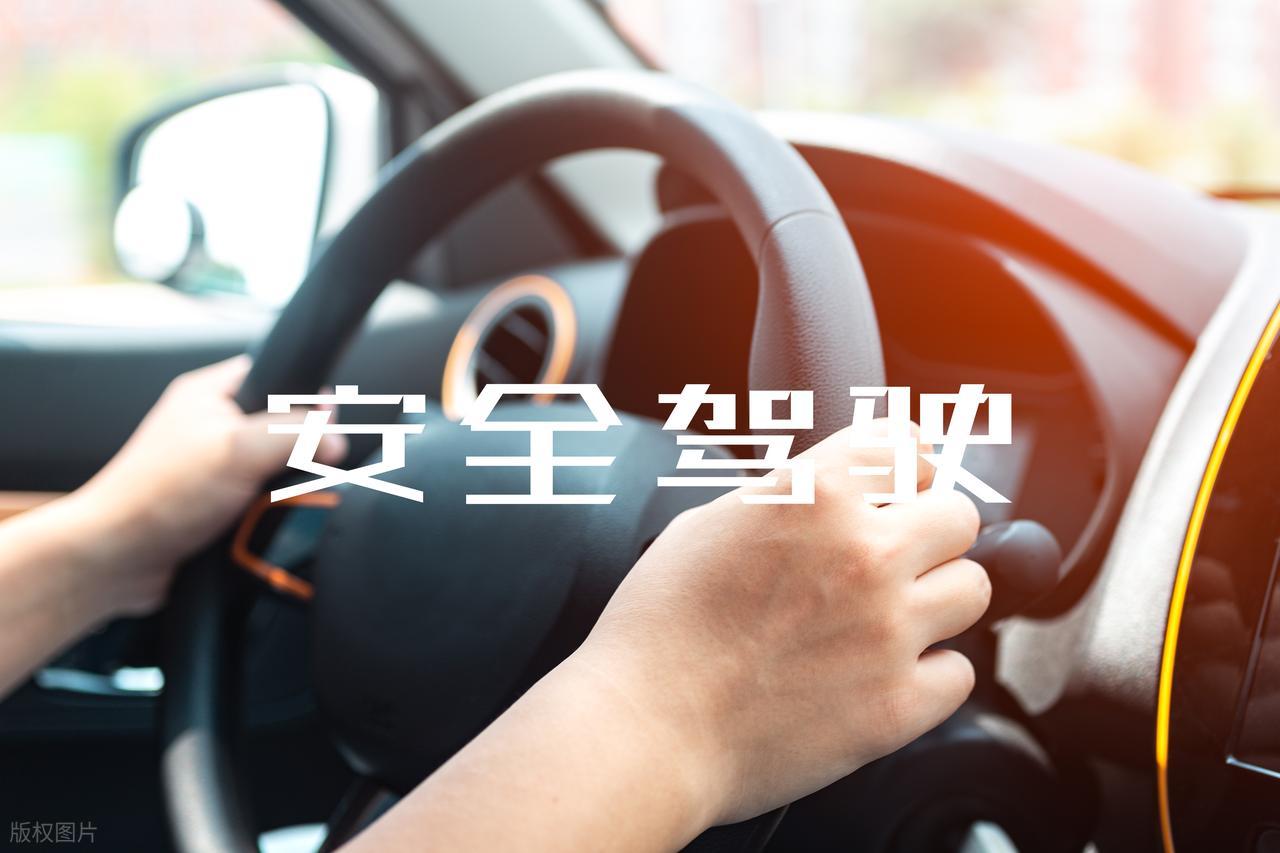 男子騎摩托追尾后一臉撞上榴蓮