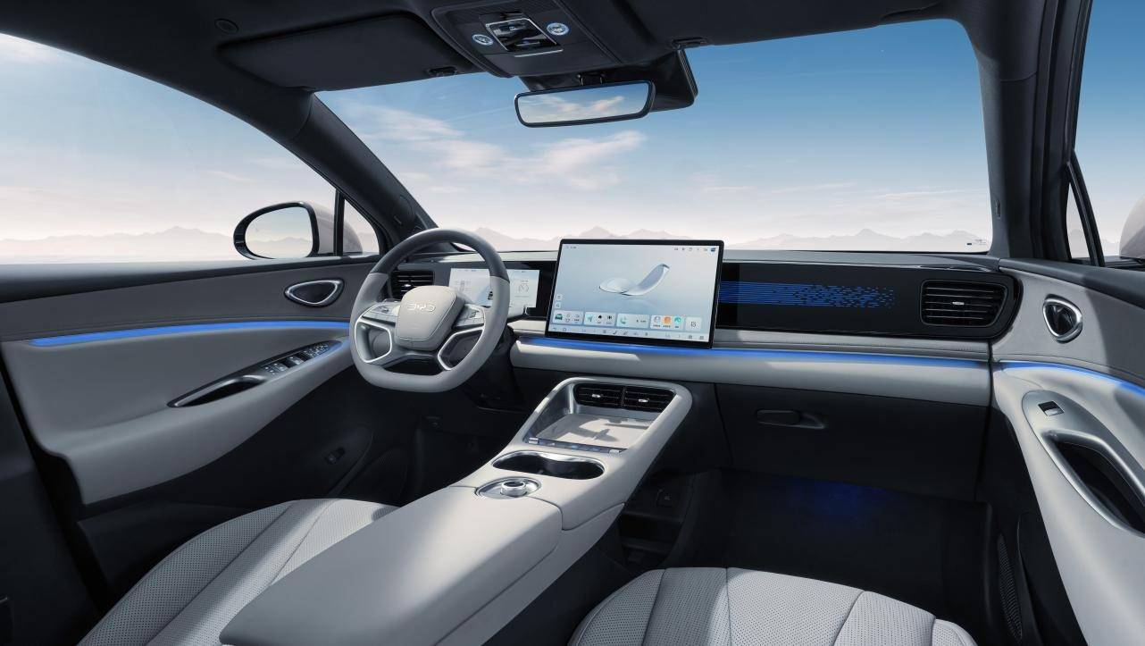 雙車齊發(fā)掀桌!海獅06揣100項(xiàng)標(biāo)配殺進(jìn)13萬級,這誰頂?shù)米。?" data-bd-imgshare-binded="1" /></span></p>
<p>家庭用戶選車,“安全”永遠(yuǎn)是底線。海獅06從被動(dòng)防護(hù)到主動(dòng)避險(xiǎn),構(gòu)建了一套覆蓋全場景的安全體系,讓每一次出行都更安心。</p>
<p>車身結(jié)構(gòu)上,78.7%的高強(qiáng)度鋼占比(其中超高強(qiáng)鋼及熱成型鋼占41%),配合“潰縮吸能區(qū)+變形區(qū)+乘員艙”三段式正面防護(hù)體系,能在碰撞時(shí)有效分散沖擊力,最大限度保護(hù)乘員艙完整性。</p>
<p>海獅06EV更通過內(nèi)骨骼式CTB安全架構(gòu),將整車扭轉(zhuǎn)剛度提升至30000+N?m/°,車身剛性堪比豪華車型,應(yīng)對復(fù)雜路況時(shí)穩(wěn)定性更強(qiáng)。</p>
<p><span id="oz73iak" class="a-image"><img src="http://www.ei53k.cn/uploads/image/2025/0727/1HS631159.png" title=