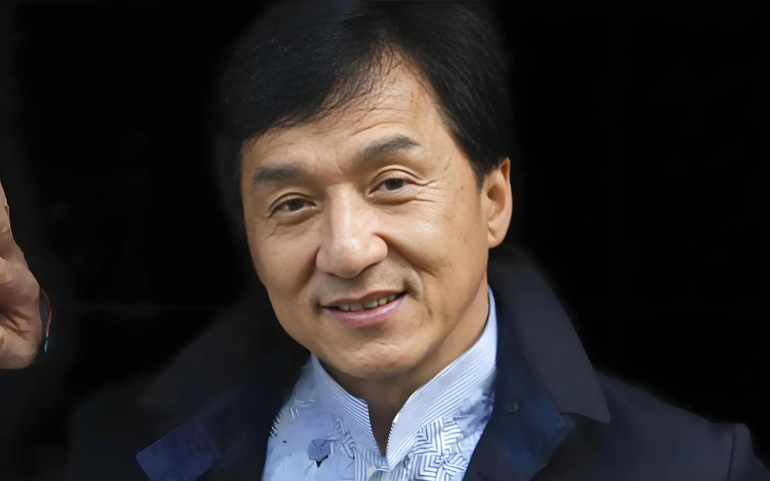 71歲成龍老花嚴(yán)重 拍戲看不清道具