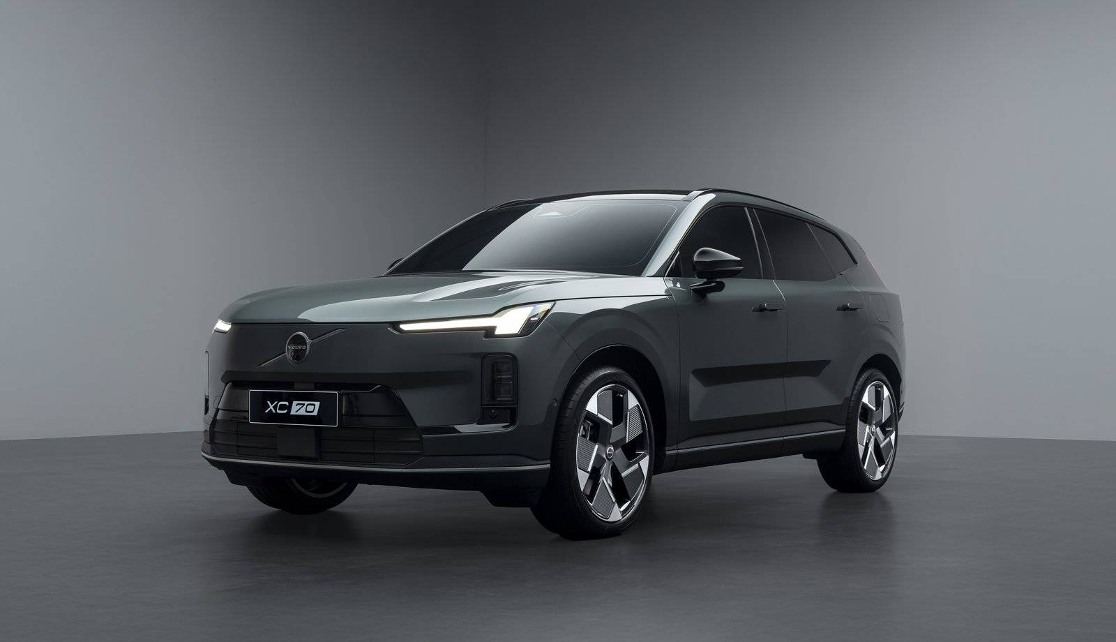 沃爾沃XC70技術破局:三電機混動與實用智能的豪華突圍