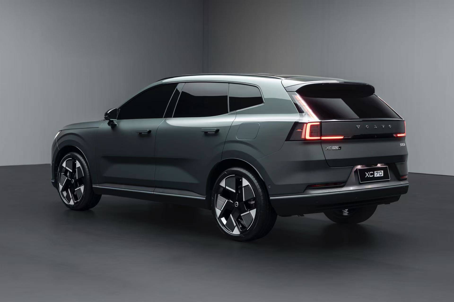 沃爾沃XC70技術破局:三電機混動與實用智能的豪華突圍