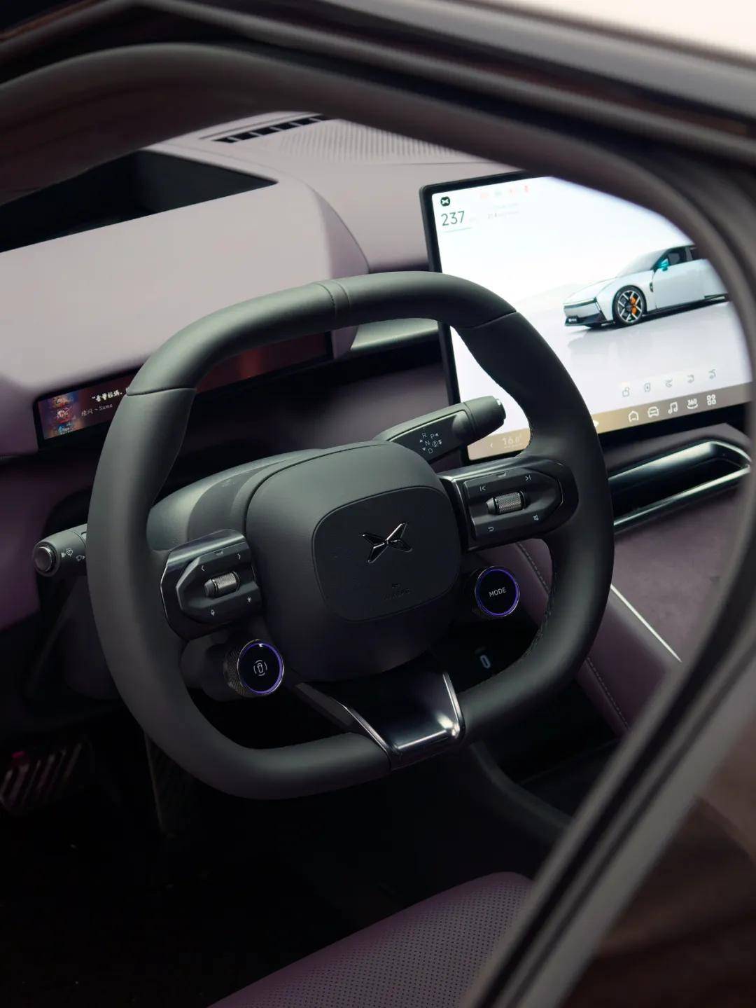 全新小鵬P7的顏值絕對稱得上驚艷,尤其是銀色的版本,搭配21英寸輪圈,一眼就讓人難以自拔