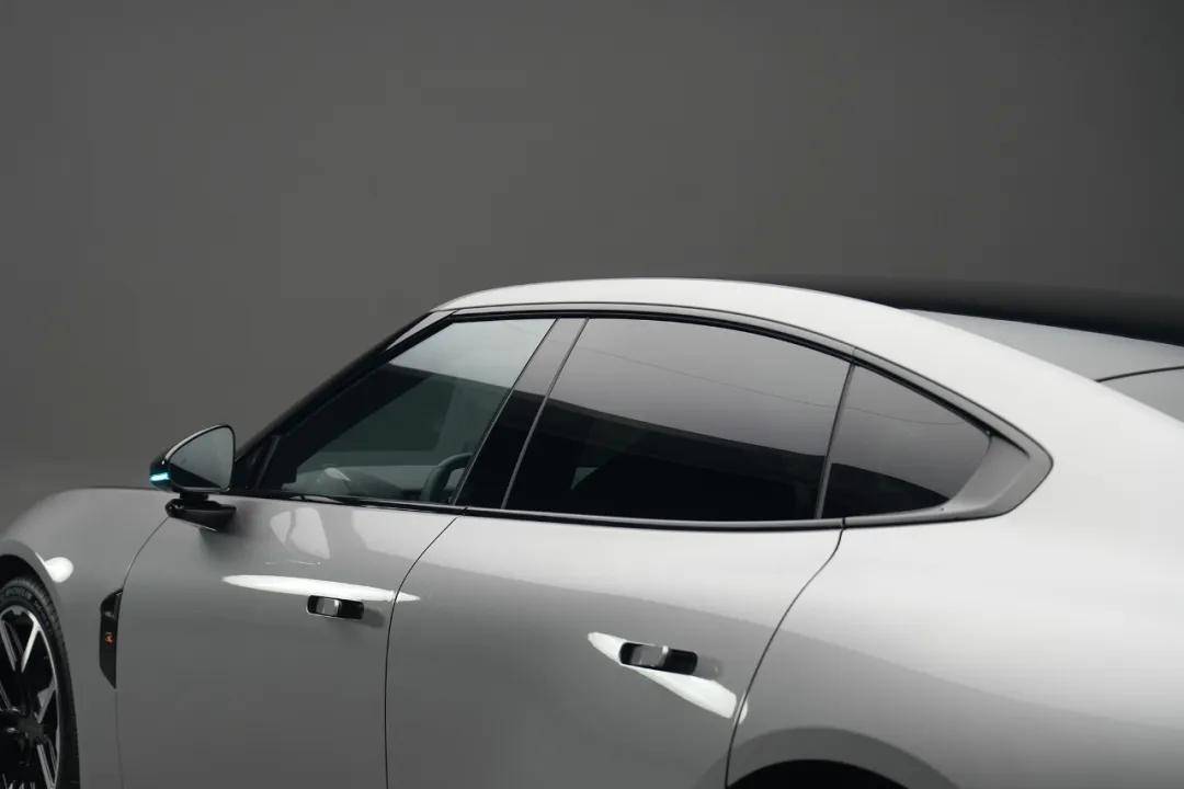 全新小鵬P7的顏值絕對稱得上驚艷,尤其是銀色的版本,搭配21英寸輪圈,一眼就讓人難以自拔