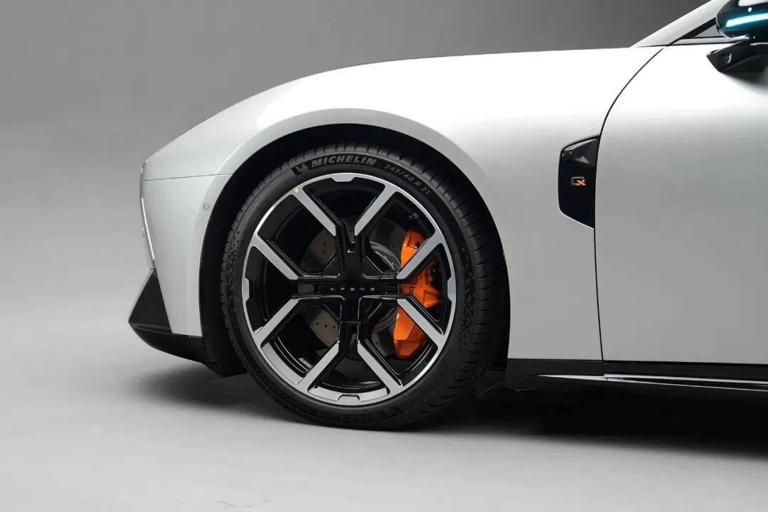 全新小鵬P7的顏值絕對稱得上驚艷,尤其是銀色的版本,搭配21英寸輪圈,一眼就讓人難以自拔