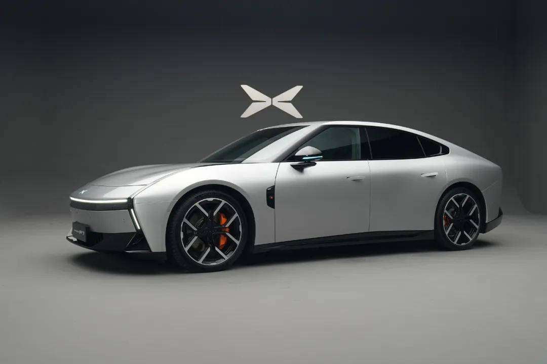 全新小鵬P7的顏值絕對稱得上驚艷,尤其是銀色的版本,搭配21英寸輪圈,一眼就讓人難以自拔