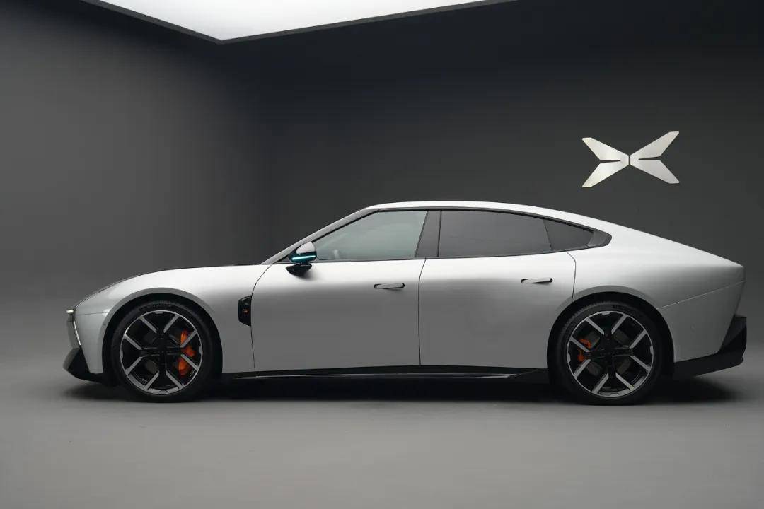 全新小鵬P7的顏值絕對稱得上驚艷,尤其是銀色的版本,搭配21英寸輪圈,一眼就讓人難以自拔