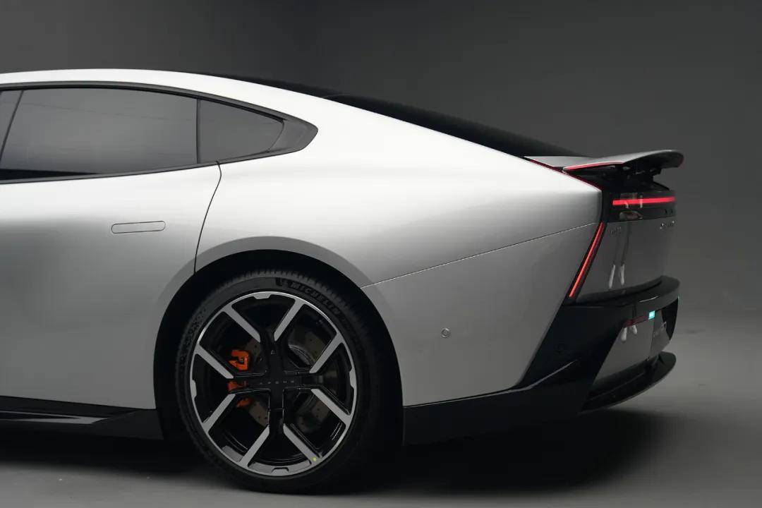 全新小鵬P7的顏值絕對稱得上驚艷,尤其是銀色的版本,搭配21英寸輪圈,一眼就讓人難以自拔