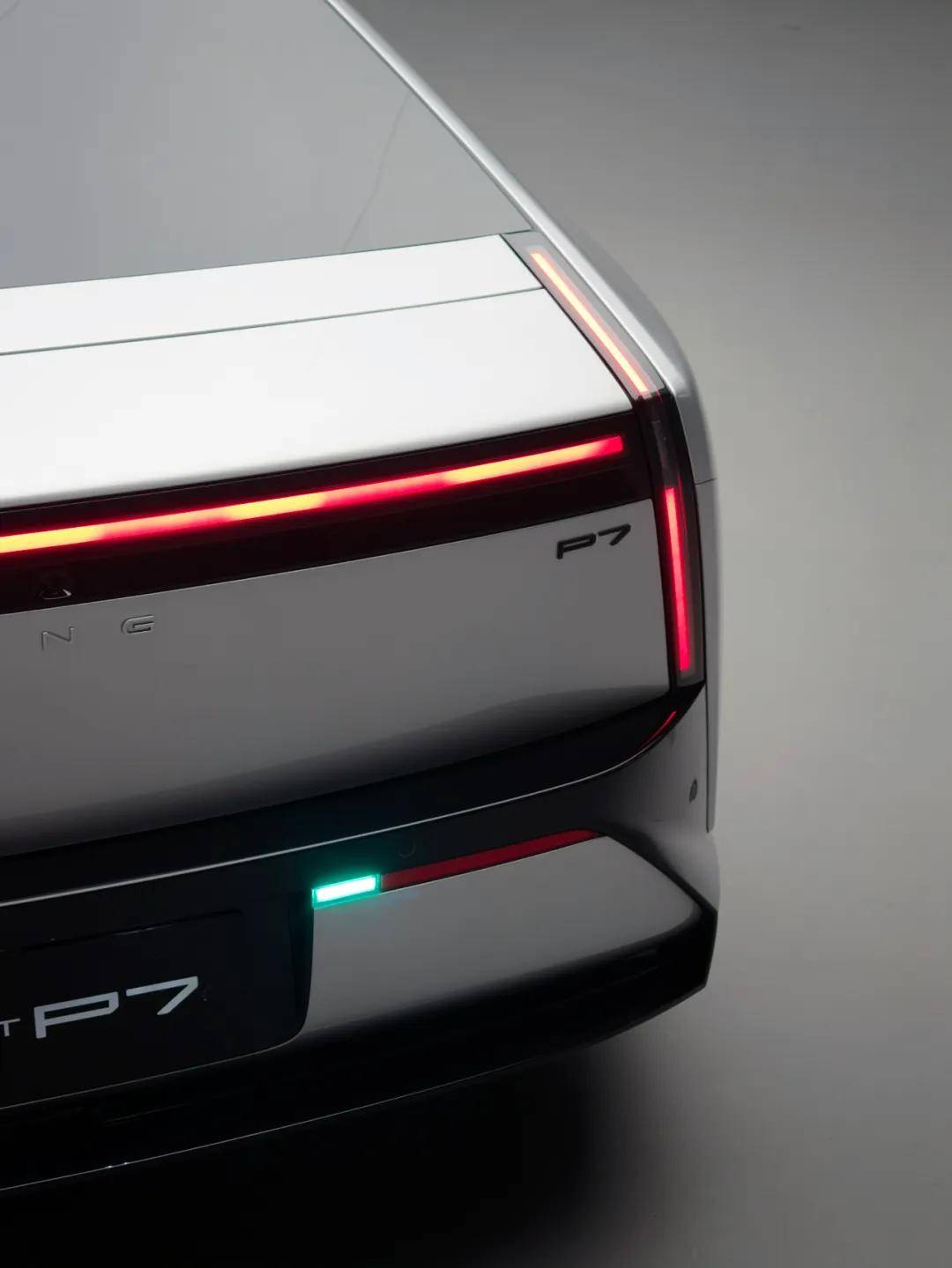 全新小鵬P7的顏值絕對稱得上驚艷,尤其是銀色的版本,搭配21英寸輪圈,一眼就讓人難以自拔