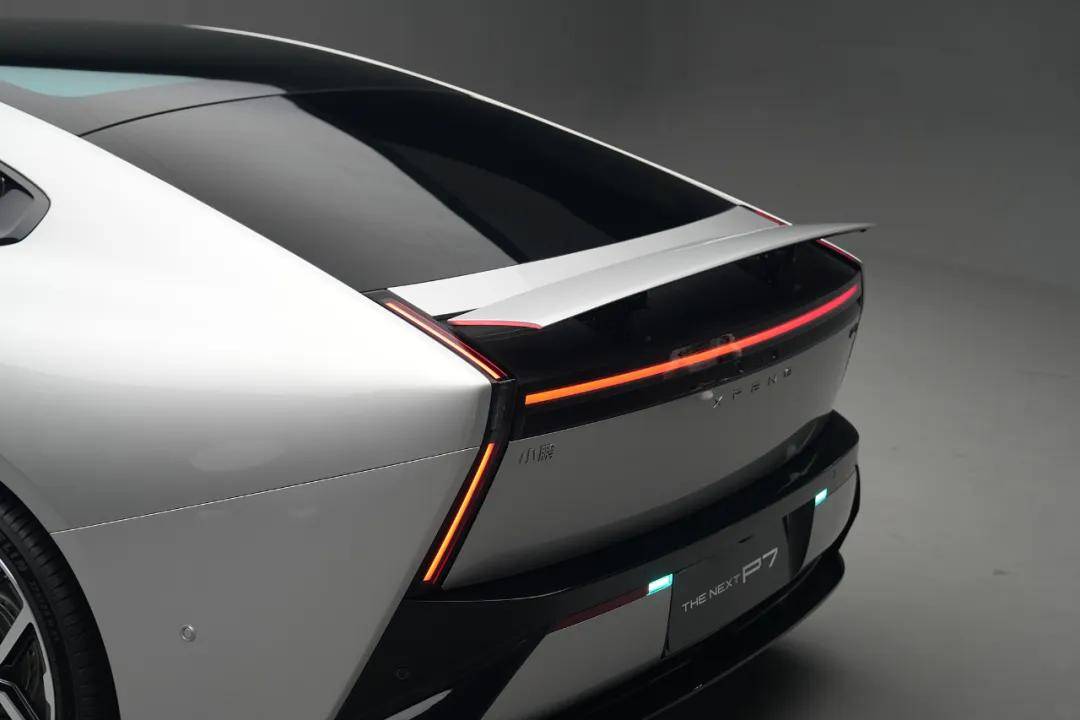 全新小鵬P7的顏值絕對稱得上驚艷,尤其是銀色的版本,搭配21英寸輪圈,一眼就讓人難以自拔
