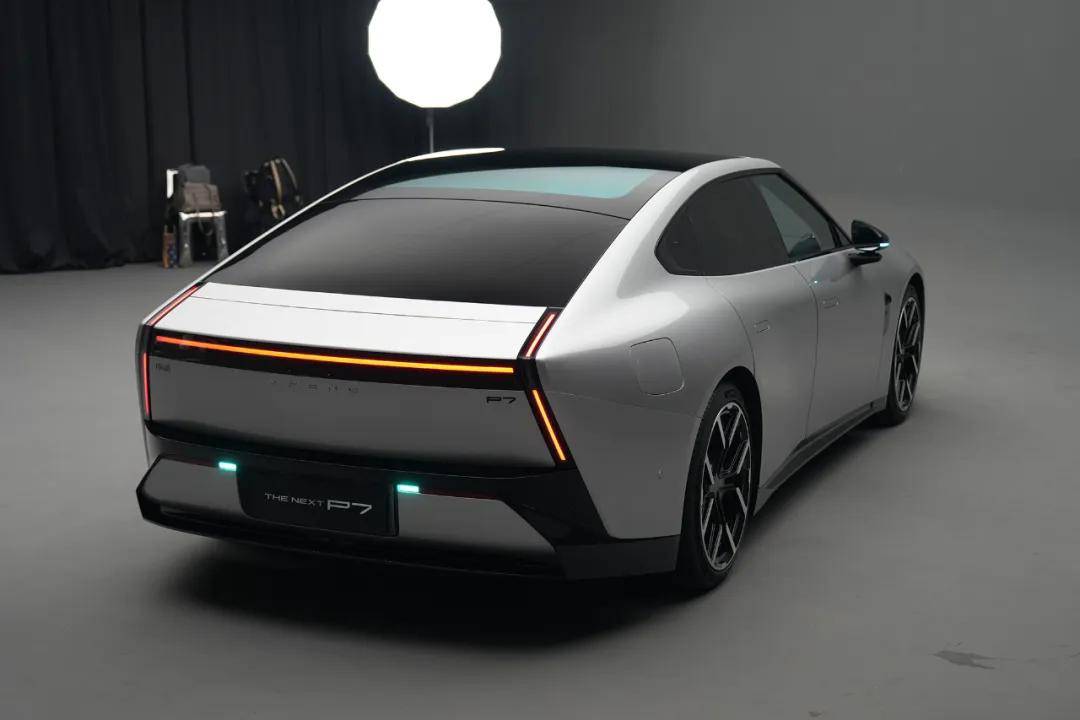 全新小鵬P7的顏值絕對稱得上驚艷,尤其是銀色的版本,搭配21英寸輪圈,一眼就讓人難以自拔