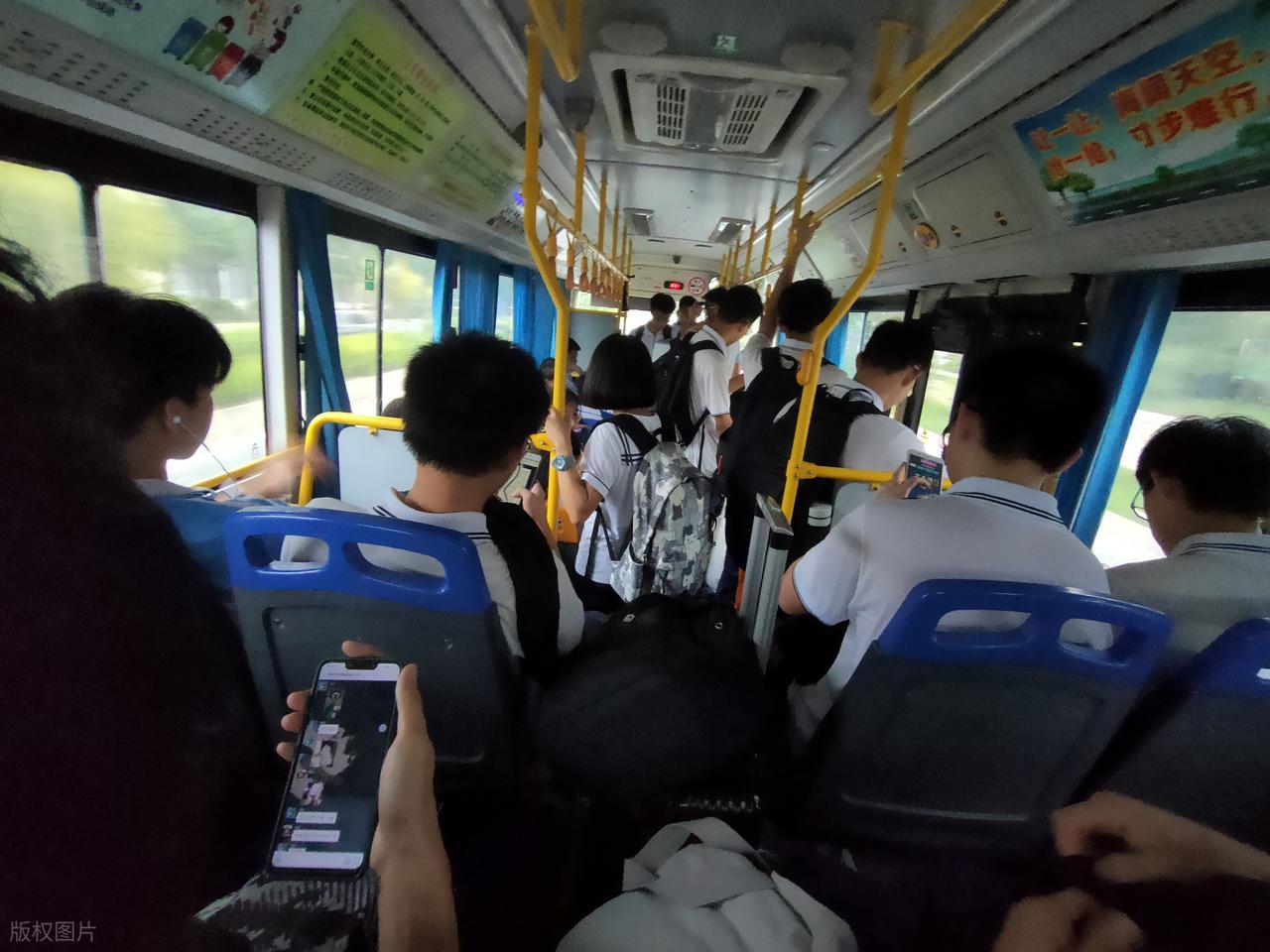 老人免費乘公交城市撐不住了嗎