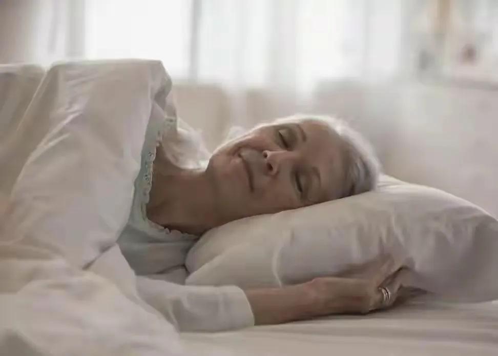 別被“睡夠8小時”綁架了