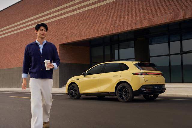 2025年11月廣州車展上市!零跑 Lafa5的內飾官圖發布