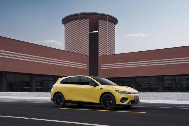 2025年11月廣州車展上市!零跑 Lafa5的內飾官圖發布