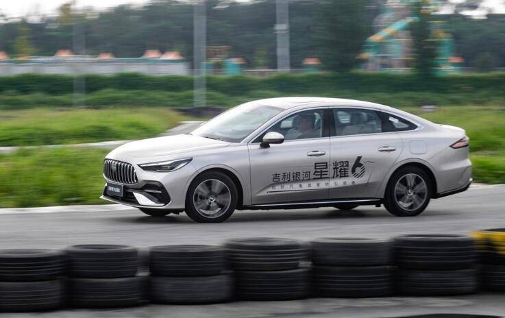 8萬級(jí)電混家轎:銀河星耀6“硬核實(shí)力”重塑電混家轎市場(chǎng)標(biāo)準(zhǔn)