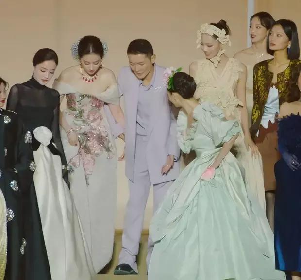 鐘楚曦合影風波升級!站C位評論區淪陷,楊冪劉亦菲差點沒擠進去