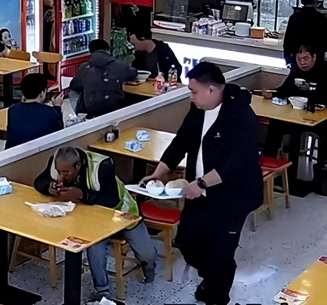 安徽一餐館為打翻飯菜的老人免費再做一份,超30萬網(wǎng)友為店家點贊,店主:受之有愧也受寵若驚