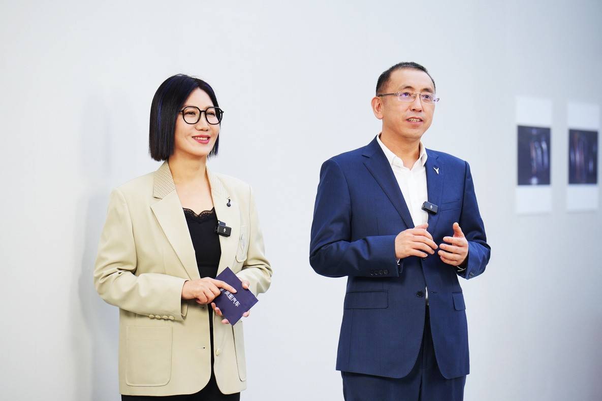 嵐圖泰山座艙亮相,詳解山海環抱設計、超感AI座椅、眾多黑科技