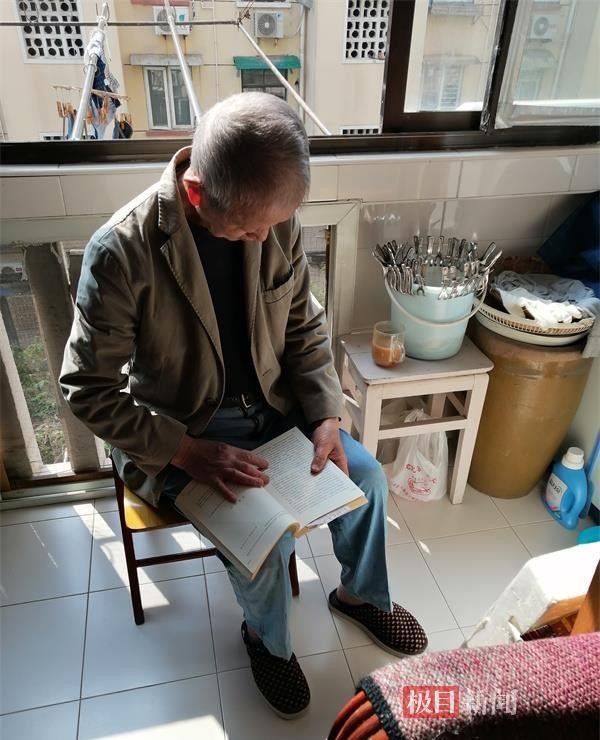 上海63歲兒子與94歲父親一起居家養老:父親負責買菜做飯