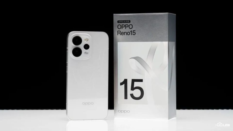 線上被罵高價(jià)低配,憑啥這手機(jī)還能賣三百多萬(wàn)臺(tái)? 圖片