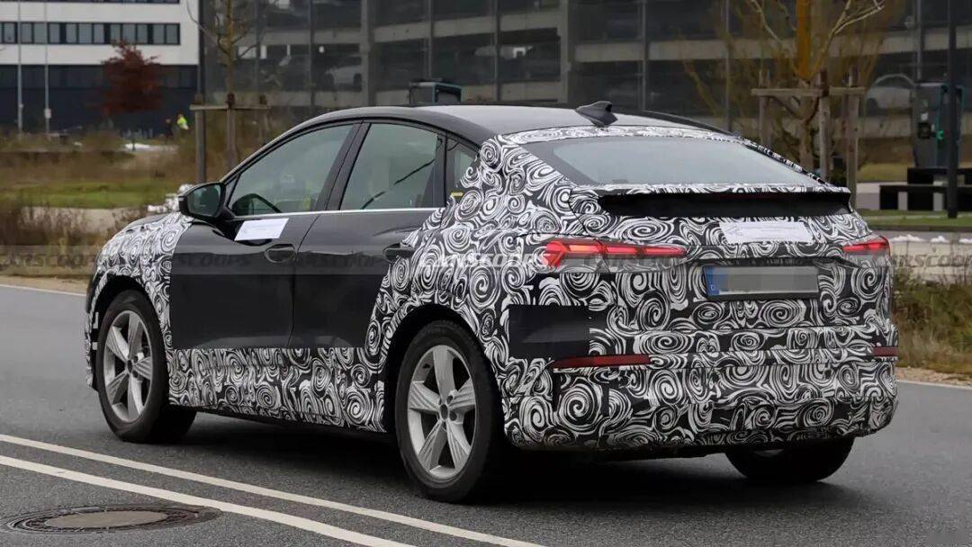 中控臺環(huán)抱式設(shè)計(jì),弧形雙聯(lián)屏,奧迪粉等等新車!